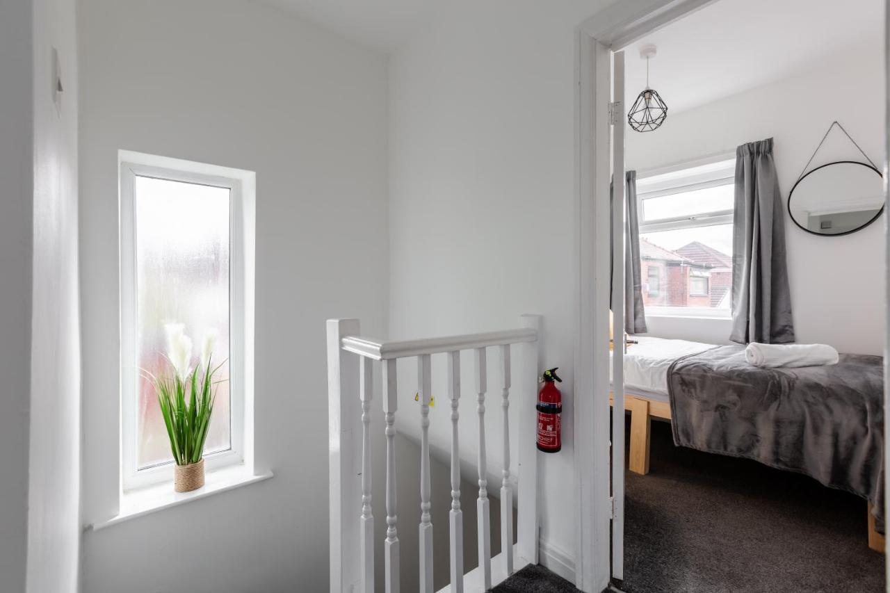 Millola House - walking distance of Etihad Stadium, sleeps 7 Villa Manchester Bagian luar foto