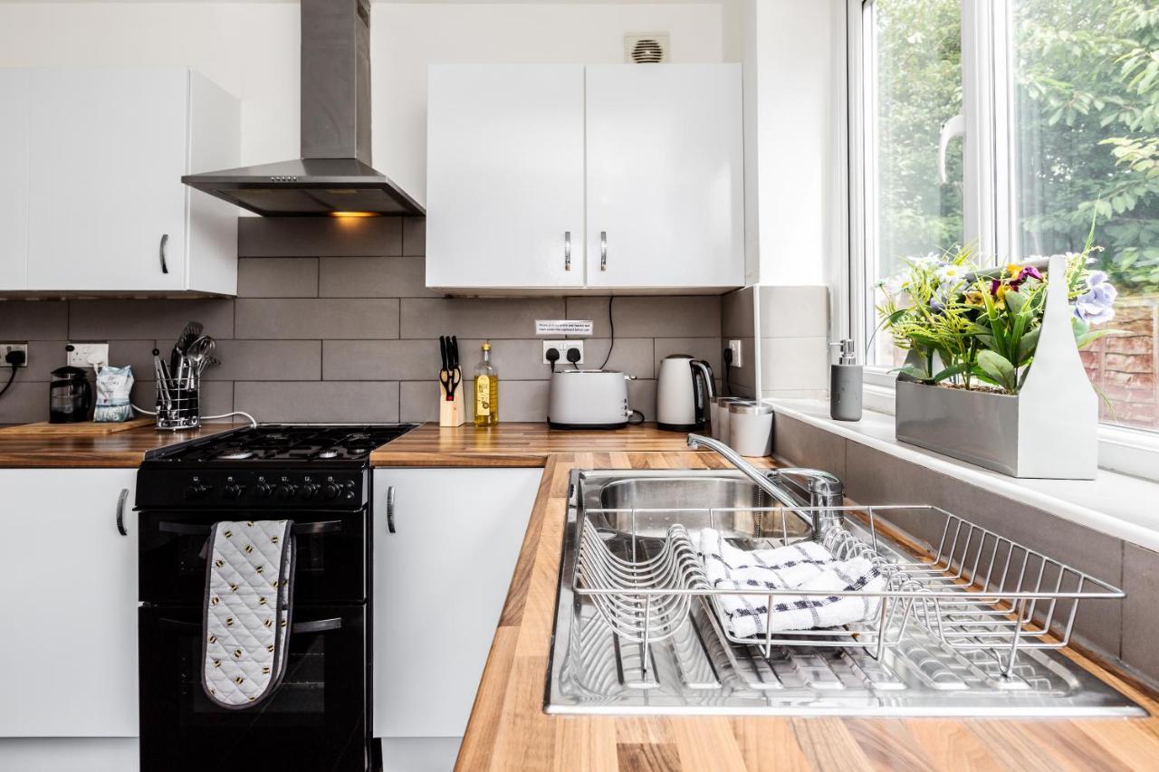 Millola House - walking distance of Etihad Stadium, sleeps 7 Villa Manchester Bagian luar foto