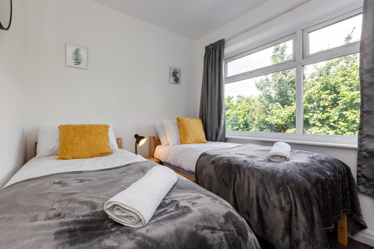 Millola House - walking distance of Etihad Stadium, sleeps 7 Villa Manchester Bagian luar foto