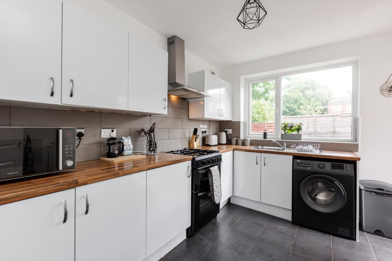 Millola House - walking distance of Etihad Stadium, sleeps 7 Villa Manchester Bagian luar foto