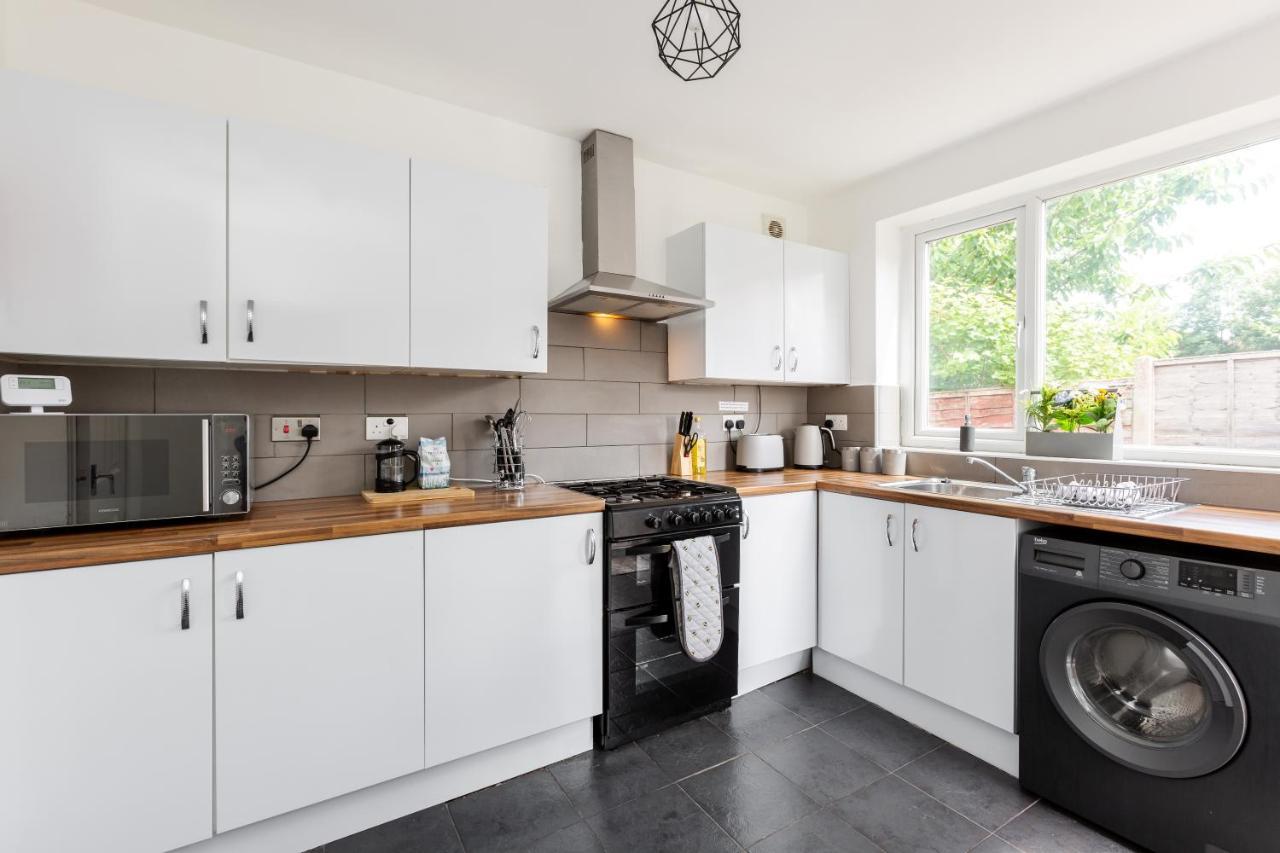Millola House - walking distance of Etihad Stadium, sleeps 7 Villa Manchester Bagian luar foto