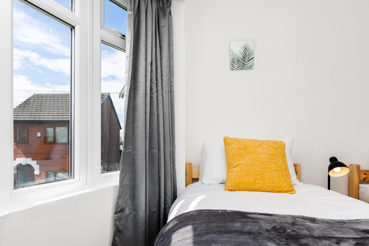 Millola House - walking distance of Etihad Stadium, sleeps 7 Villa Manchester Bagian luar foto