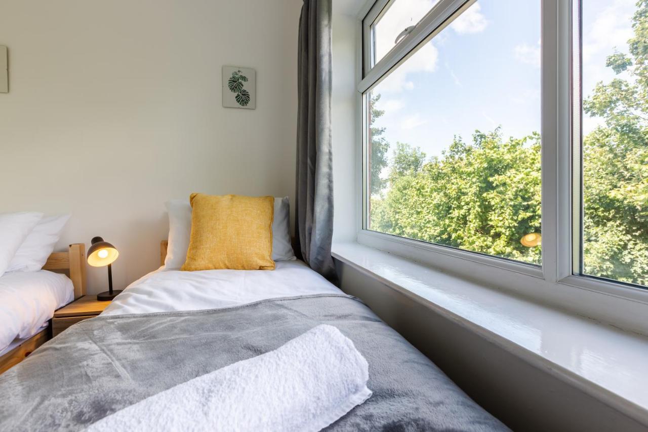 Millola House - walking distance of Etihad Stadium, sleeps 7 Villa Manchester Bagian luar foto